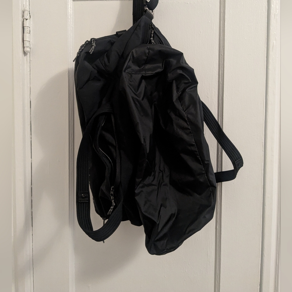Lululemon 3-in-1 Gym Duffle Bag - Picture 5 of 6